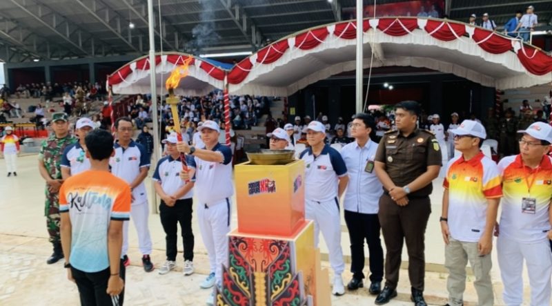 Wabup Kapuas Dodo, bersama Ketua KONI Kapuas, Septedy didampingi juga Ketua Panitia, Ali Surakhman, menerima nyala obor tanda pembukaan Porkab XII Kapuas 2025