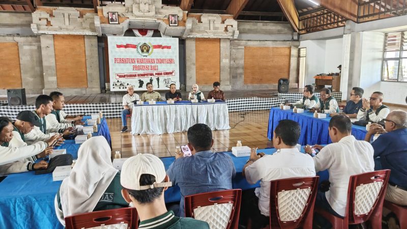 Persatuan Wartawan Indonesia (PWI) Kabupaten Kapuas, Kalimantan Tengah, saat melakukan kunjungan kerja ke PWI Provinsi Bali di Denpasar, Jumat (7/11/2025) pagi.