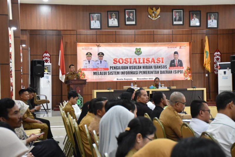 Sekretaris Daerah Kabupaten Kapuas, Usis I. Sangkai, memberikan sambutan sekaligus membuka secara resmi kegiatan Sosialisasi Pengajuan Usulan Hibah/Bansos melalui Sistem Informasi Pemerintahan Daerah (SIPD), di Aula Bapperida Kapuas, Selasa (2/12/2025).