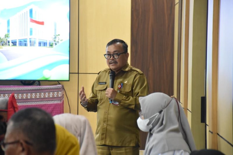 Kepala Disdukcapil Kapuas Yanmarto saat kegiatan Forum Konsultasi Publik Standar Pelayanan Disdukcapil Kabupaten Kapuas, Selasa (2/12/2025) pagi.