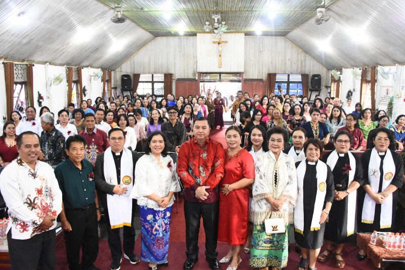 Wakil Bupati Kapuas Dodo didampingi istri yang juga selaku Ketua GOW Kapuas Hertitati Dodo menghadiri Ibadah dan Perayaan Natal Resort GKE Kapuas Seberang yang berlangsung khidmat dan penuh sukacita di Gereja Maranatha Jemaat GKE Dahirang, Selasa (2/12/2025).