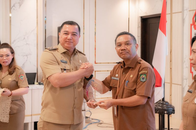 Wakil Bupati Kapuas, Dodo, saat memberikan penghargaan kepada Kabupaten Kapuas dengan predikat sangat baik di pengawasan eksternal Kabupaten Kota Se- Provinsi Kalimantan Tengah tahun 2025 pada Rapat Koordinasi Kearsipan Provinsi Kalimantan Tengah Tahun 2025 yang digelar di Aula Rumah Jabatan Bupati Kapuas, Selasa (02/12/2025).