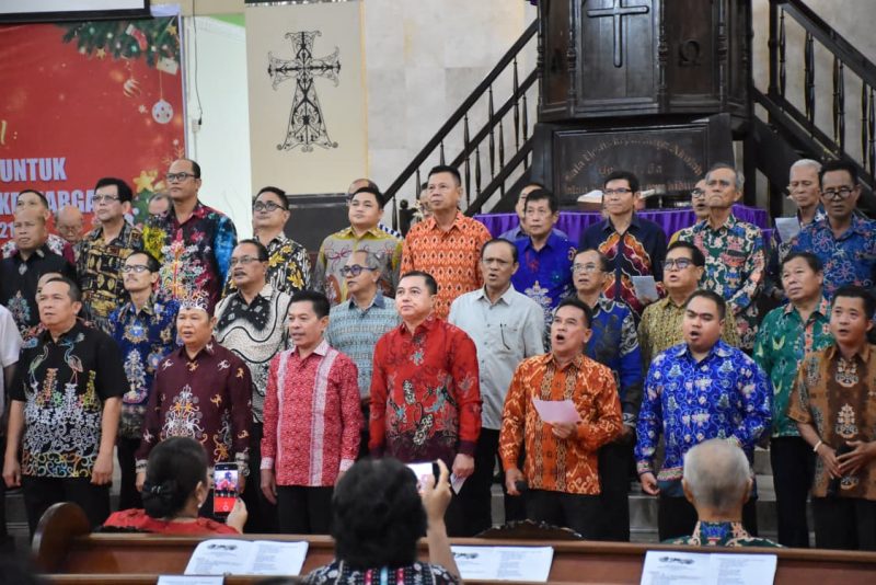 Wakil Bupati Kapuas, Dodo, bersama Komisi Pelayanan Bapak (KPB) Resort GKE Kuala Kapuas, saat menampilkan puji-pujian pada Ibadah dan Perayaan Natal Lansia Resort GKE Kuala Kapuas, di Gereja Sinta, Selasa (2/12/2025).