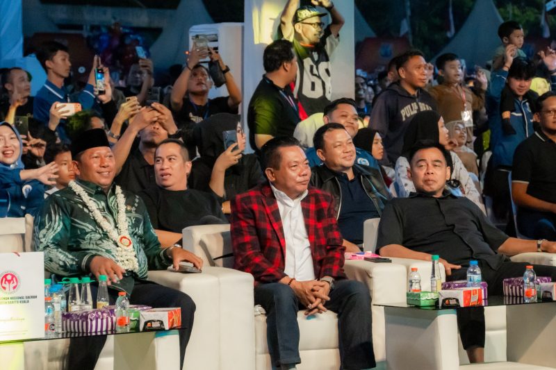 Bupati Kapuas HM Wiyatno bersama Sekretaris Daerah Kabupaten Kapuas Usis I Sangkai menghadiri Peringatan Hari Jadi ke-66 Kabupaten Barito Kuala Tahun 2026 yang berlangsung meriah di Stadion 5 Desember, Minggu (4/1/2026).