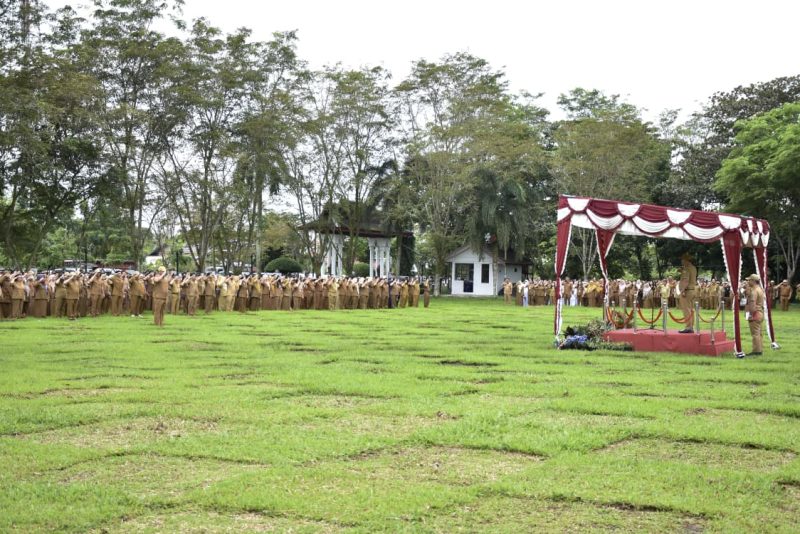 Pemerintah Kabupaten Kapuas menggelar Apel Gabungan Awal Tahun 2026 bagi seluruh Aparatur Sipil Negara (ASN) di Lingkungan Pemerintah Kabupaten Kapuas, yang berlangsung di Halaman Kantor Bupati Kapuas, Senin (5/1/2026) pagi.