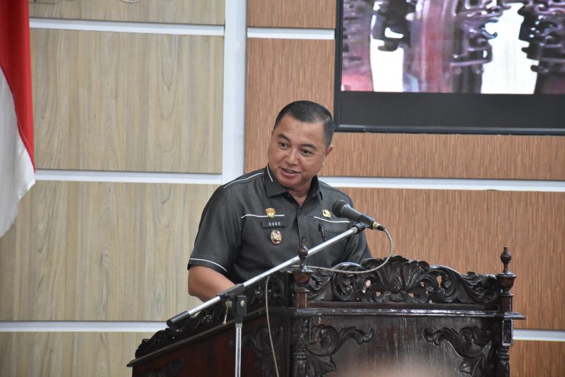 Wakil Bupati Kapuas Dodo menyampaikan sambutan Bupati Kapuas pada Rapat Paripurna ke-10 Masa Persidangan III Tahun Sidang 2025 di Ruang Rapat Paripurna DPRD Kabupaten Kapuas, Selasa (6/1/2026).