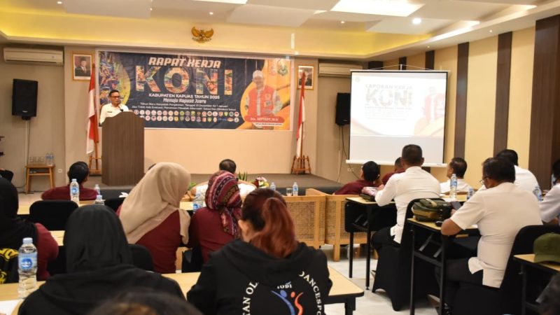 Staf Ahli Bupati Kapuas Bidang Kemasyarakatan dan Sumber Daya Manusia (KSDM), Budi Kurniawan, mewakili Bupati Kapuas, secara resmi membuka Rapat Kerja Komite Olahraga Nasional Indonesia (KONI) Kabupaten Kapuas, di Ballroom Hotel Fovere Kapuas, Rabu (7/1/2026).