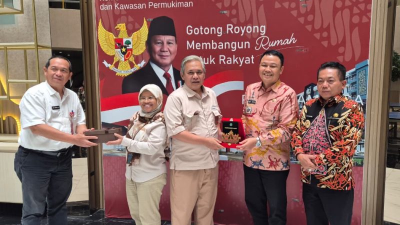 Bupati Kapuas HM Wiyatno dan jajaran saat kunjungan kerja ke Direktorat Jenderal (Dirjen) Perkotaan, Kementerian Pekerjaan Umum dan Perumahan Rakyat (PUPR), dalam rangka koordinasi dan sinkronisasi program pembangunan, Rabu (7/1/2026). 