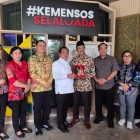 Bupati Kapuas H. M. Wiyatno saat menyerahkan cinderamata kepada Menteri Sosial Republik Indonesia, Saifullah Yusuf pada kunjungan ke Kementerian Sosial RI, Kamis (08/01/2026).
