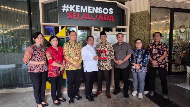 Bupati Kapuas H. M. Wiyatno saat menyerahkan cinderamata kepada Menteri Sosial Republik Indonesia, Saifullah Yusuf pada kunjungan ke Kementerian Sosial RI, Kamis (08/01/2026).