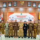 Wabup Kapuas, Dodo, bersama sejumlah anggota DPRD Kapuas, Asisten Setda, sejumlah kepala OPD lingkup Pemkab Kapuas, Camat Kapuas, dan tokoh adat, di Aula Kantor Bapperida Kuala Kapuas, Senin (12/1/2026).