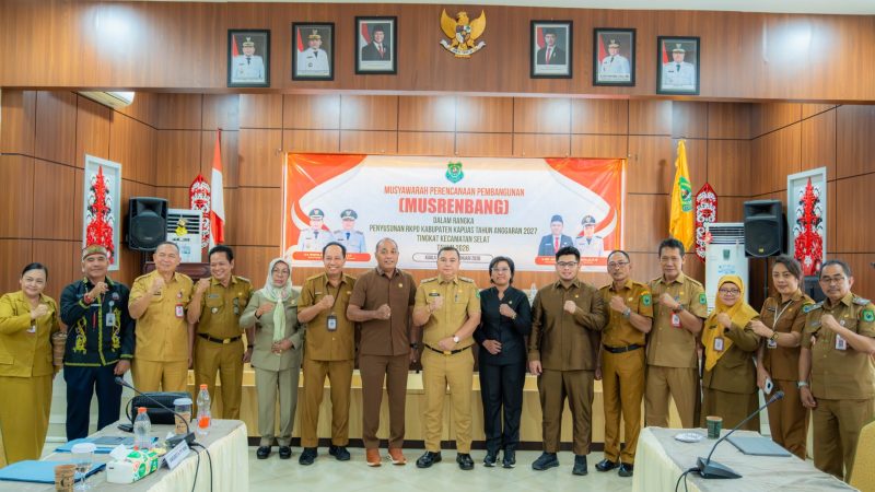 Wabup Kapuas, Dodo, bersama sejumlah anggota DPRD Kapuas, Asisten Setda, sejumlah kepala OPD lingkup Pemkab Kapuas, Camat Kapuas, dan tokoh adat, di Aula Kantor Bapperida Kuala Kapuas, Senin (12/1/2026).