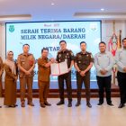 Bupati Kapuas HM Wiyatno saat melakukan foto bersama pada serah terima Barang Milik Negara/Daerah (BMN/BMD) antara Pemkab dan Kejari Kapuas, di Ruang Rapat Rumah Jabatan Bupati Kapuas, Selasa (13/01/2026).