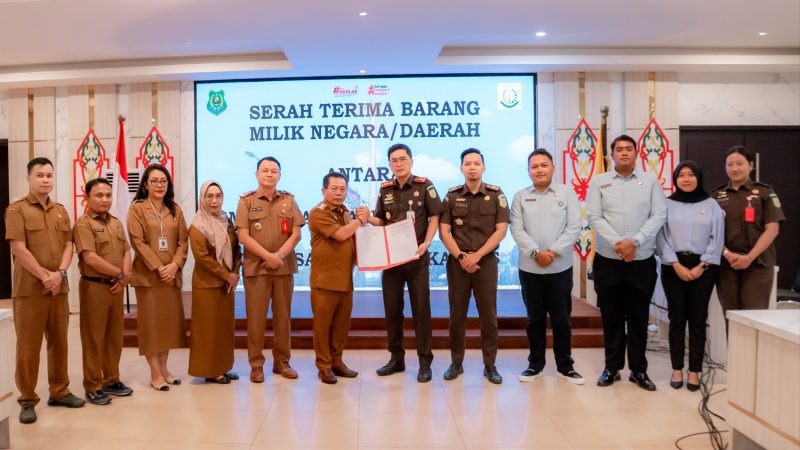 Bupati Kapuas HM Wiyatno saat melakukan foto bersama pada serah terima Barang Milik Negara/Daerah (BMN/BMD) antara Pemkab dan Kejari Kapuas, di Ruang Rapat Rumah Jabatan Bupati Kapuas, Selasa (13/01/2026).