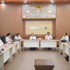 Sekretaris Daerah Kabupaten Kapuas, Usis I. Sangkai, didampingi oleh Asisten I Sekretaris Daerah Kabupaten Kapuas, Romulus, memimpin Rapat Koordinasi Persiapan Pembangunan Sekolah Rakyat Tahun 2026 yang dilaksanakan di Ruang Rapat Bupati Kapuas, Rabu (14/1/2026).