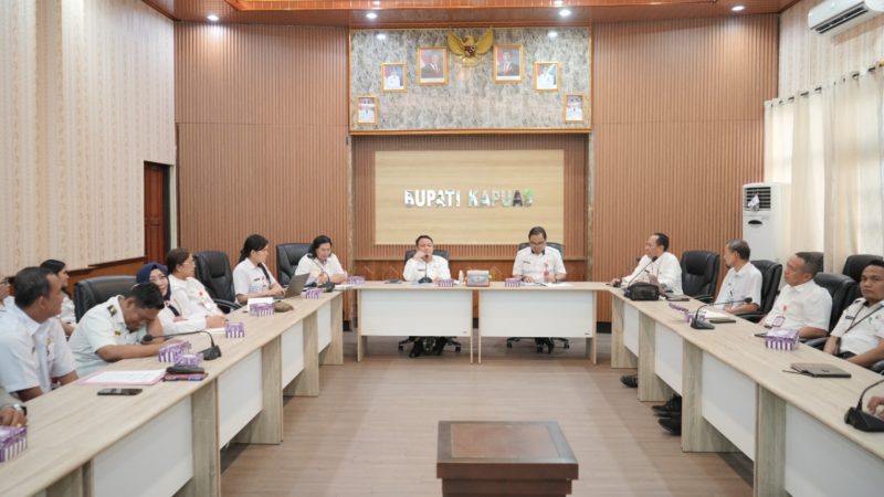 Sekretaris Daerah Kabupaten Kapuas, Usis I. Sangkai, didampingi oleh Asisten I Sekretaris Daerah Kabupaten Kapuas, Romulus, memimpin Rapat Koordinasi Persiapan Pembangunan Sekolah Rakyat Tahun 2026 yang dilaksanakan di Ruang Rapat Bupati Kapuas, Rabu (14/1/2026).