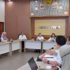 Sekda Kapuas Usis I. Sangkai memimpin Rapat Seleksi Dewan Pengawas Definitif Tahun 2026 sebagai tindak lanjut atas LHP BPK RI Perwakilan Provinsi Kalimantan Tengah terkait Perumdam Tirta Pambelom di Ruang Rapat Bupati Kapuas, Rabu (14/1/2026).