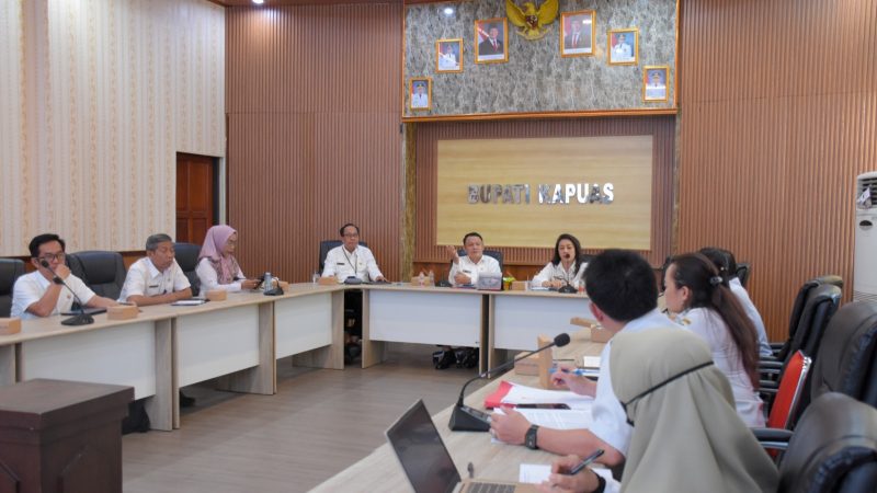Sekda Kapuas Usis I. Sangkai memimpin Rapat Seleksi Dewan Pengawas Definitif Tahun 2026 sebagai tindak lanjut atas LHP BPK RI Perwakilan Provinsi Kalimantan Tengah terkait Perumdam Tirta Pambelom di Ruang Rapat Bupati Kapuas, Rabu (14/1/2026).