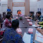 Staf Ahli Bupati Kapuas Bidang KSDM, Budi Kurniawan pimpin rapat koordinasi persiapan pelaksanaan sosialisasi PT Taspen di Ruang Rapat Sekretariat Daerah Kapuas, Kamis (15/01/2026).