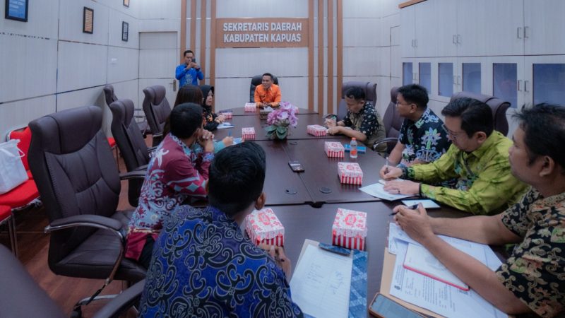 Staf Ahli Bupati Kapuas Bidang KSDM, Budi Kurniawan pimpin rapat koordinasi persiapan pelaksanaan sosialisasi PT Taspen di Ruang Rapat Sekretariat Daerah Kapuas, Kamis (15/01/2026).