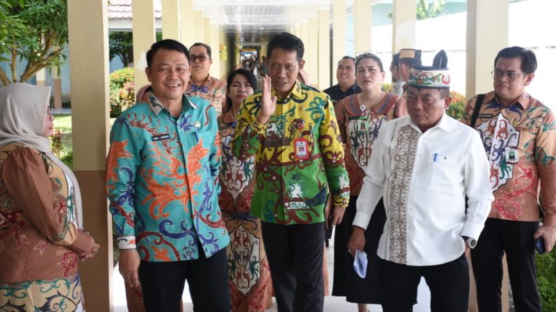 Bupati Kapuas Muhammad Wiyatno bersama Sekretaris Daerah Kabupaten Kapuas Usis I. Sangkai meninjau sejumlah fasilitas pelayanan di RSUD Soemarno Sosroatmodjo Kapuas, Jumat (23/1/2026).