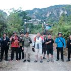 Rombongan Kunjungan Kerja Pemerintah Kabupaten Kapuas berfoto bersama setibanya di Desa Masupa Ria, Kecamatan Mandau Talawang, Sabtu (24/1/2026). 
