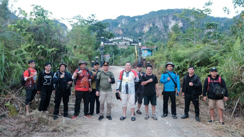 Rombongan Kunjungan Kerja Pemerintah Kabupaten Kapuas berfoto bersama setibanya di Desa Masupa Ria, Kecamatan Mandau Talawang, Sabtu (24/1/2026). 
