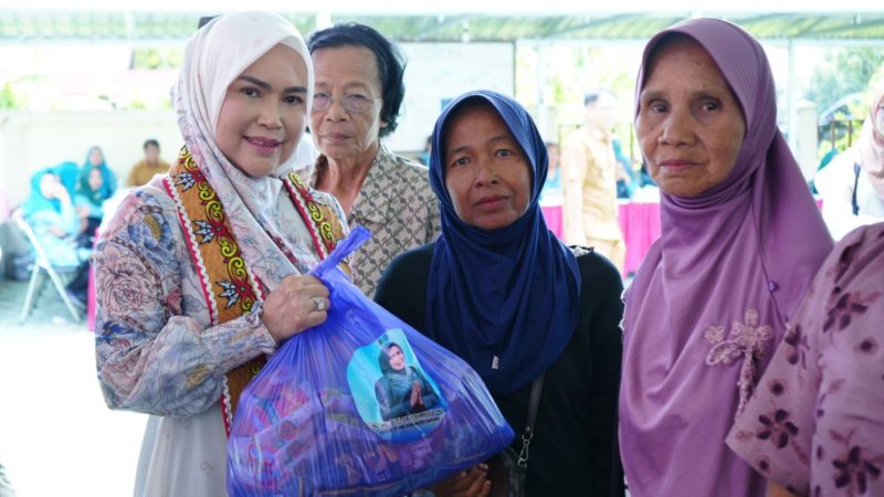 Ketua TP PKK Kapuas, Ny Hj Siti Saniah Wiyatno bersama kader laksanakan kegiatan sosial di bulan suci Ramadhan dengan membagikan sembako kepada para lansia di Kecamatan Kapuas Hilir, Senin (2/3/2026).