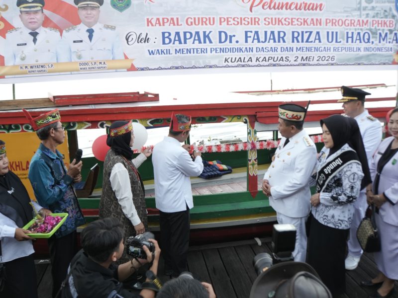 Wakil Menteri Pendidikan Dasar dan Menengah (Wamendikdasmen) RI Fajar Riza Ul Haq bersama Bupati Kapuas Muhammad Wiyatno dan Wakil Bupati Kapuas Dodo saat meluncurkan Kapal Guru Pesisir di Dermaga Guest House Pemerintah Kabupaten Kapuas, Sabtu (2/5/2026) sore.