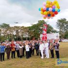 Pelepasan balon oleh Wamendikdasmen RI bersama Bupati Kapuas dan unsur Forkopimda, sebagai simbol pencanangan program “Pendidikan Hebat Kapuas Bersinar” usai upacara peringatan Hari Otonomi Daerah dan Hardiknas) di Stadion Panunjung Tarung Kuala Kapuas, Sabtu (2/5/2026) sore. 
