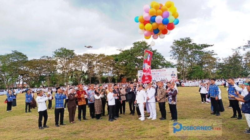 Pelepasan balon oleh Wamendikdasmen RI bersama Bupati Kapuas dan unsur Forkopimda, sebagai simbol pencanangan program “Pendidikan Hebat Kapuas Bersinar” usai upacara peringatan Hari Otonomi Daerah dan Hardiknas) di Stadion Panunjung Tarung Kuala Kapuas, Sabtu (2/5/2026) sore. 
