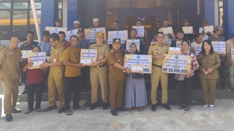 Penyerahan bantuan oleh Bupati Kapuas, HM Wiyatno, didampingi Sekda Kapuas Usis I Sangkai dan Kepala Pelaksana (Kalaksa) BPBD, Pangeran S Pandiangan untuk korban musibah kebakaran dan angin puting beliung, Senin (4/5/2026). 
