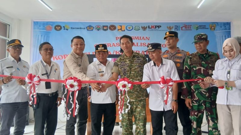 Dandim 1011/Klk Letkol Inf Pamungkas Army Saputro, S. Sos., S.Li., M.Sc hadiri peluncuran Koperasi Desa/Kelurahan Merah Putih secara serentak di seluruh Indonesia oleh Presiden Prabowo Subianto. Peresmian operasionalisasi koperasi pertama di wilayah Kapuas dilaksanakan di Desa Palingkau Asri, Kecamatan Kapuas Murung, Sabtu (16/5/2026) pukul 11.30 WIB.