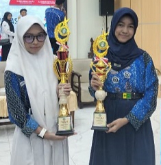 Yumna (kanan) dan Avika saat menerima piala juara Olimpiade Olahraga Siswa Nasional (O2SN) pada ajang Pencak Silat dan Panjat Tebing Tingkat Kabupaten Kapuas