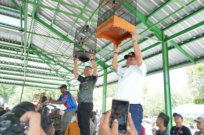 Bupati Kapuas H. Muhammad Wiyatno, S.P. saat menggantung sangkar burung pertama di tiang gantangan sebagai simbolis dibukanya secara resmi Lomba Burung Berkicau Bupati Cup I Tahun 2026.