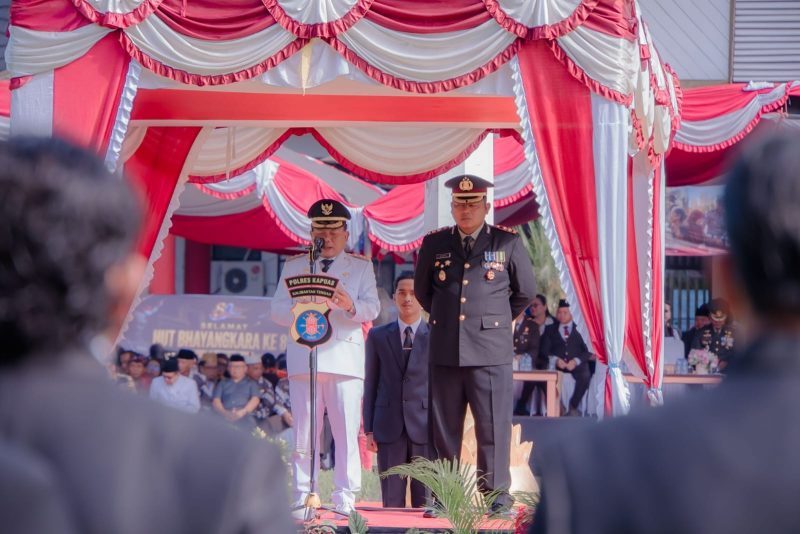 Bupati Kapuas H. M. Wiyatno saat membacakan amanat Presiden Republik Indonesia, yang mengusung tema 