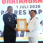 Bupati Kapuas H. Muhammad Wiyatno saat menerima piagam penghargaan khusus dari Kapolres Kapuas AKBP Gede Eka Yudharma atas sinergi, dukungan, serta kontribusi nyata Pemkab Kapuas dalam mendukung tugas kepolisian dan menjaga Kamtibmas.