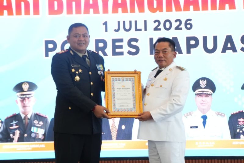 Bupati Kapuas H. Muhammad Wiyatno saat menerima piagam penghargaan khusus dari Kapolres Kapuas AKBP Gede Eka Yudharma atas sinergi, dukungan, serta kontribusi nyata Pemkab Kapuas dalam mendukung tugas kepolisian dan menjaga Kamtibmas.
