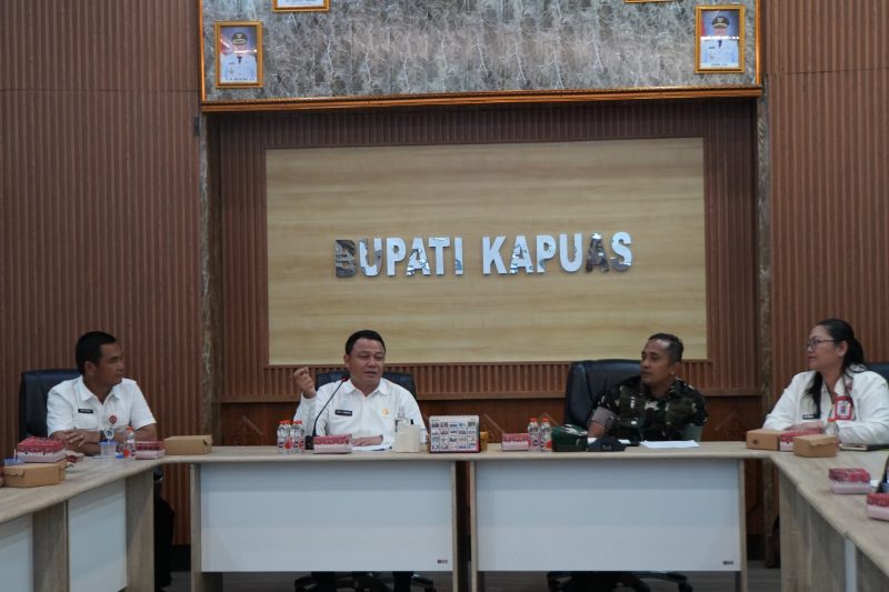 Sekda Kapuas Dr. Usis I Sangkai bersama Dandim Kapuas 1011/ KLK pimpin rapat Persiapan Panen Raya, Dukung Ketahanan Pangan Nasional, bertempat di ruang rapat Bupati Kapuas
