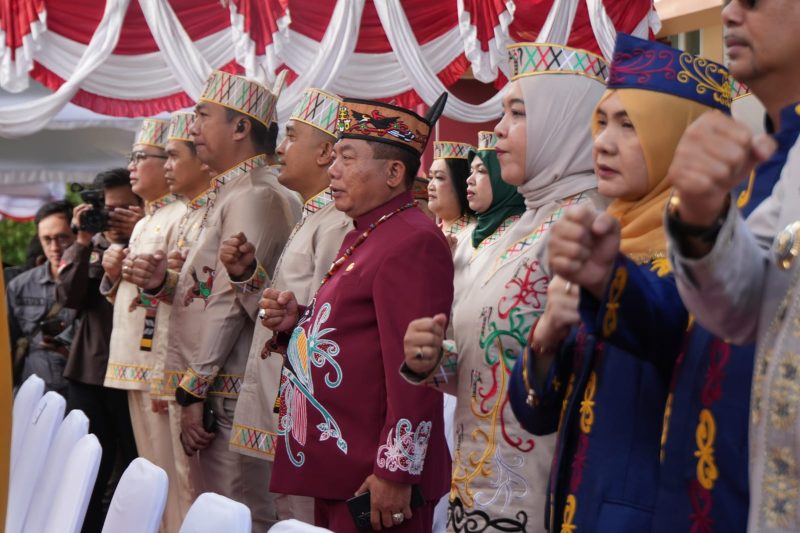 Bupati Kapuas Hadiri upacara Peringatan Hari jadi Kabupaten Pulang pisau ke 24 yang bertempat di halaman kantor Bupati Pulang pisau. 