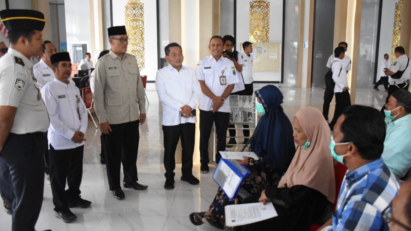 Bupati Kapuas HM Wiyatno meninjau langsung pelaksanaan perekaman dan pembuatan paspor bagi calon jemaah haji Kabupaten Kapuas Tahun 2027 yang dilaksanakan di Mall Pelayanan Perizinan (MPP), Jalan Jepang, Kuala Kapuas, Rabu (2/9/2026).
