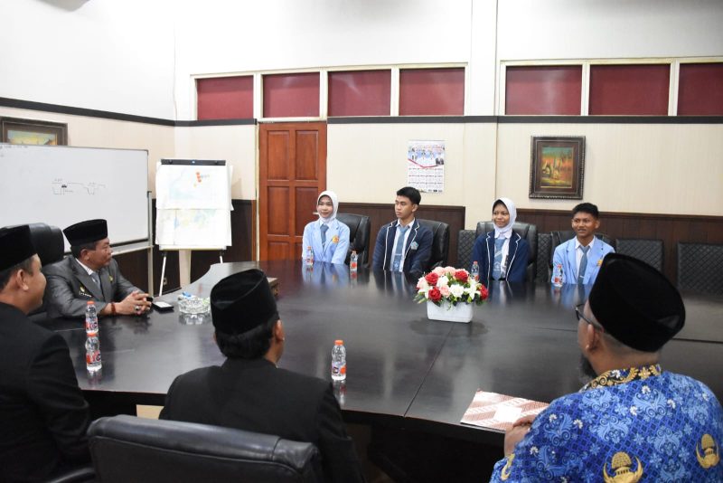 Bupati Kapuas HM Wiyatno didampingi Sekretaris Daerah Kabupaten Kapuas Usis I Sangkai menerima kunjungan silaturahmi dua pasang Calon Paskibraka Provinsi Kalimantan Tengah Tahun 2026 utusan Kabupaten Kapuas usai Upacara Hari Lahir Pancasila, Rabu (3/6/2026). Dalam kesempatan tersebut, Bupati memberikan motivasi, arahan, dan dukungan kepada para Capaska agar terus berprestasi serta menjaga nama baik daerah di tingkat provinsi maupun nasional.
