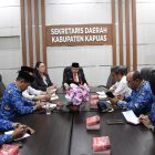 Sekretaris Daerah Kabupaten Kapuas Usis I. Sangkai saat memimpin jalannya Rapat Koordinasi Penertiban Pedagang Pasar Jalan Mawar yang dilaksanakan di Ruang Rapat Sekda Kabupaten Kapuas, Rabu (3/6/2026) pagi.