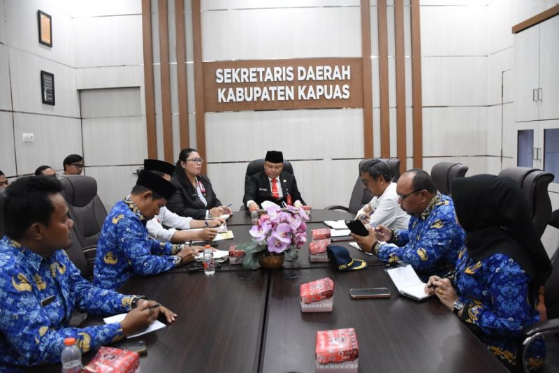 Sekretaris Daerah Kabupaten Kapuas Usis I. Sangkai saat memimpin jalannya Rapat Koordinasi Penertiban Pedagang Pasar Jalan Mawar yang dilaksanakan di Ruang Rapat Sekda Kabupaten Kapuas, Rabu (3/6/2026) pagi.