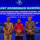 Bupati Kapuas HM Wiyatno didampingi Sekretaris Daerah Kabupaten Kapuas Usis I Sangkai dan Kepala Dinas Ketahanan Pangan dan Perikanan (DKPP) Kabupaten Kapuas Vitrianson menghadiri Rapat Koordinasi Nasional (Rakornas) Akselerasi Program Kerja Prioritas Nasional (PKPN) Sektor Kelautan dan Perikanan untuk Mendukung Swasembada Pangan yang diselenggarakan Kementerian Kelautan dan Perikanan (KKP) di Ballroom Gedung Mina Bahari III, Jakarta, Kamis (2/7/2026).
