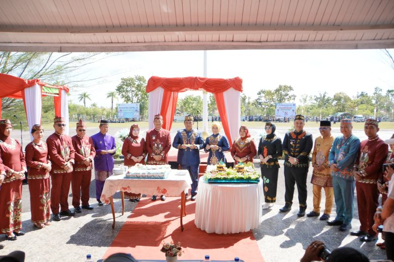 Wakil Bupati Kapuas Dodo, S.P., hadiri Upacara Peringatan Hari Jadi ke-24 Kabupaten Sukamara Tahun 2026 yang dipimpin oleh Wakil Gubernur Kalimantan Tengah H. Edy Pratowo. Kamis (2/7/2026).