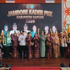 Wakil Bupati Kapuas Dodo didampingi Ketua TP-PKK Kabupaten Kapuas Hj. Siti Saniah Wiyatno berfoto bersama para kader PKK dari seluruh kecamatan usai Penutupan Jambore Kader PKK Tingkat Kabupaten Kapuas Tahun 2026 di Hall Rumah Jabatan Bupati Kapuas, Rabu (3/6/2026).