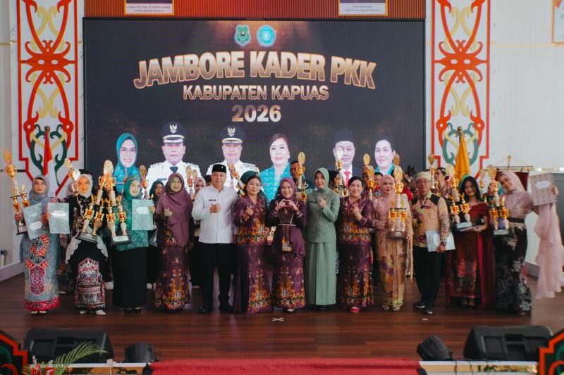Wakil Bupati Kapuas Dodo didampingi Ketua TP-PKK Kabupaten Kapuas Hj. Siti Saniah Wiyatno berfoto bersama para kader PKK dari seluruh kecamatan usai Penutupan Jambore Kader PKK Tingkat Kabupaten Kapuas Tahun 2026 di Hall Rumah Jabatan Bupati Kapuas, Rabu (3/6/2026).
