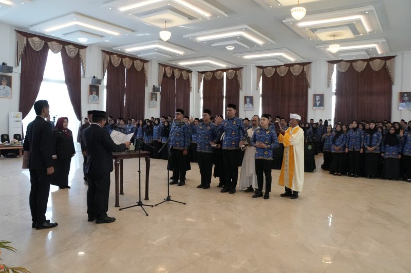 Bupati Kapuas HM Wiyatno, melantik dan mengambil sumpah/janji Pegawai Negeri Sipil (PNS) serta melantik Pejabat Fungsional di lingkungan Pemerintah Kabupaten Kapuas Tahun 2026, bertempat di Hall Rumah Jabatan Bupati Kapuas, Kamis (4/6/2026)