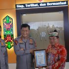 Bupati Kapuas H. Muhammad Wiyatno menerima piagam penghargaan dari Kapolda Kalimantan Tengah Irjen Pol. Drs. Iwan Kurniawan pada Peresmian Renovasi Mako Direktorat Samapta Polda Kalimantan Tengah, Jumat (5/6/2026), di Palangka Raya.